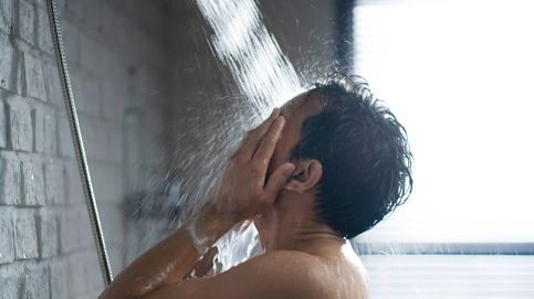 ¿Es mejor ducharse con agua caliente o fría en verano? La ciencia responde