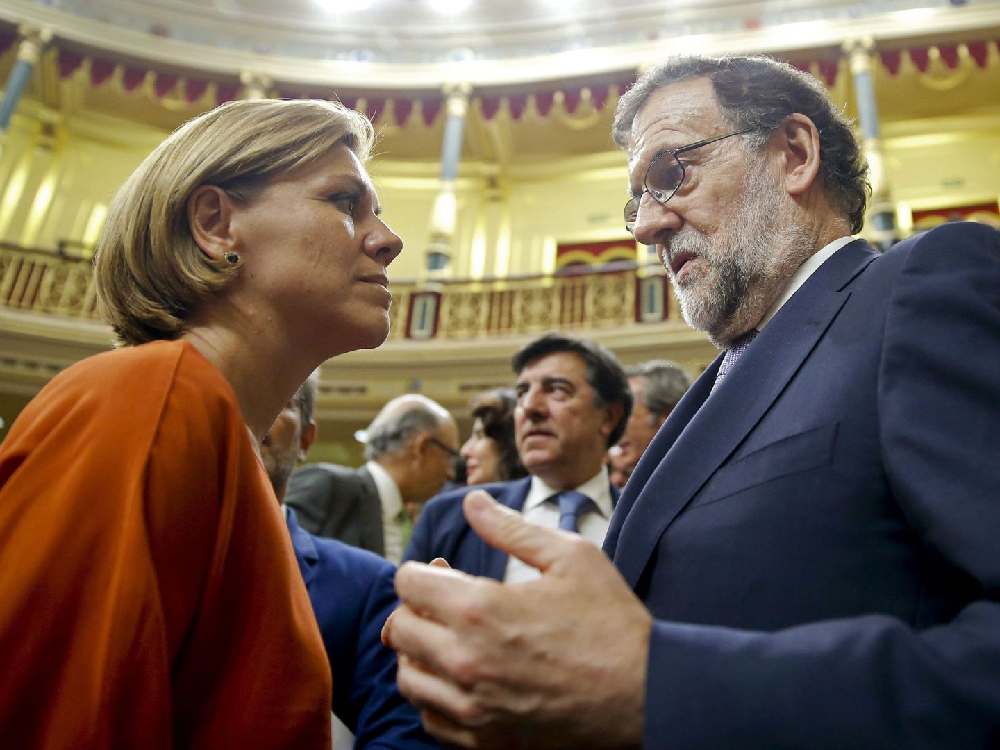 Rajoy habla con María Dolores de Cospedal, ayer tras fracasar en su intento de ser investido presidente. (Efe)