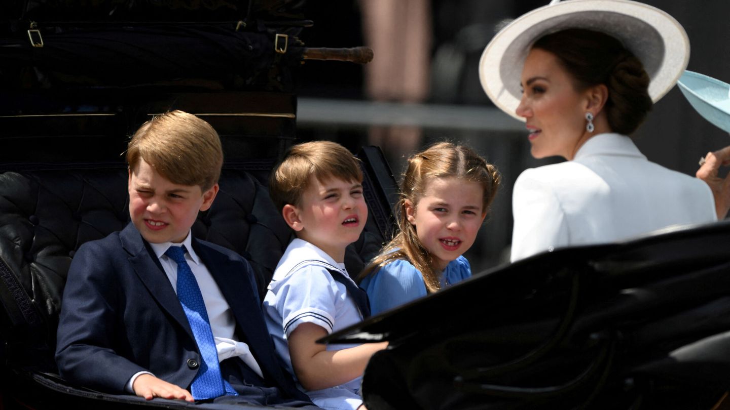 El príncipe George (con chaqueta y corbata) junto a sus hermanos y su madre. (Reuters/Daniel Leal/Pool)