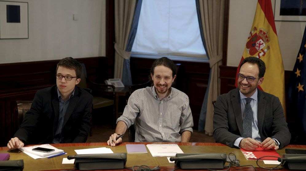 Foto: Los líderes de Podemos Pablo Iglesias e Íñigo Errejón junto al portavoz parlamentario de los socialistas, Antonio Hernando, en la mesa de negociación a tres. (Reuters)