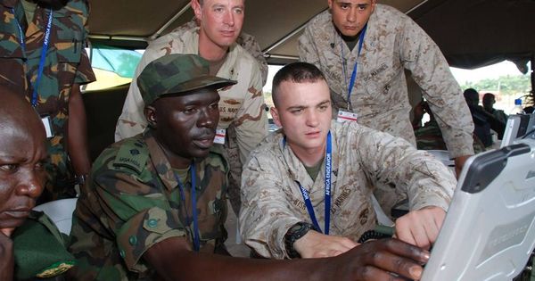 Foto: Soldados estadounidenses prueban un sistema de comunicaciones de última generación con oficiales del ejército ugandés en 209. (Fuente: AFRICOM)