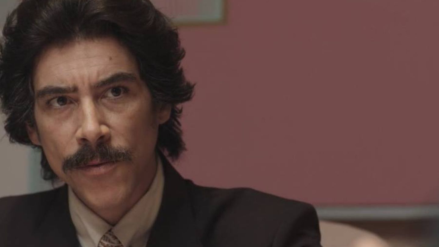 Óscar Jaenada como 'Luisito Rey' en 'Luis Miguel.La serie'. (Netflix)