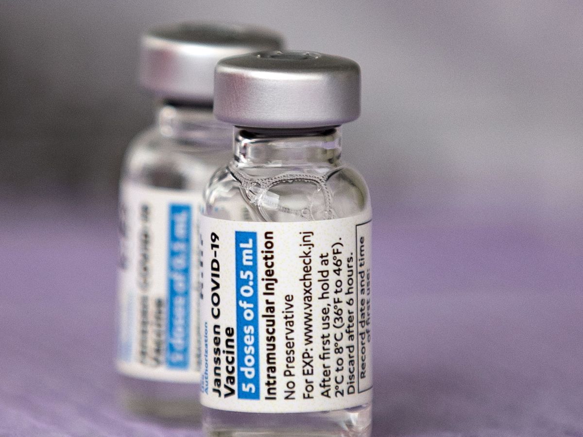 Foto: Dos viales de la vacuna de Janssen. (Reuters) 