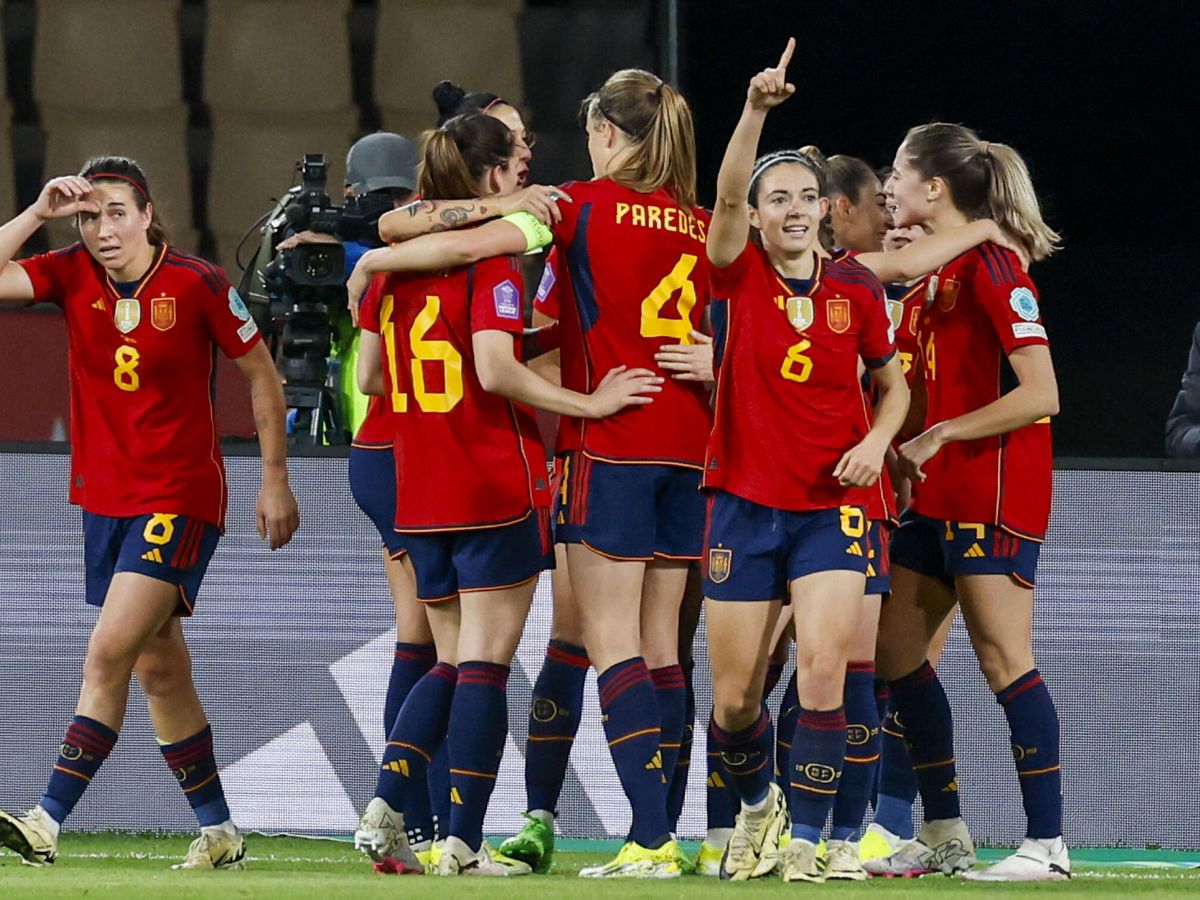 Foto: Aitana celebró el primer gol de España. (EFE/Julio Muñoz)