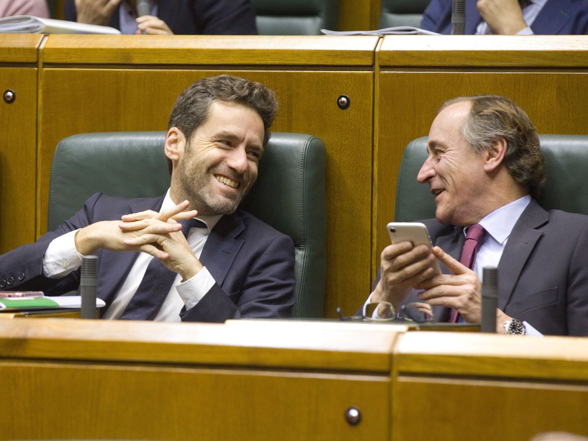 Foto: Borja Sémper y Alfonso Alonso sonríen desde sus escaños en el Parlamento vasco. (EFE)
