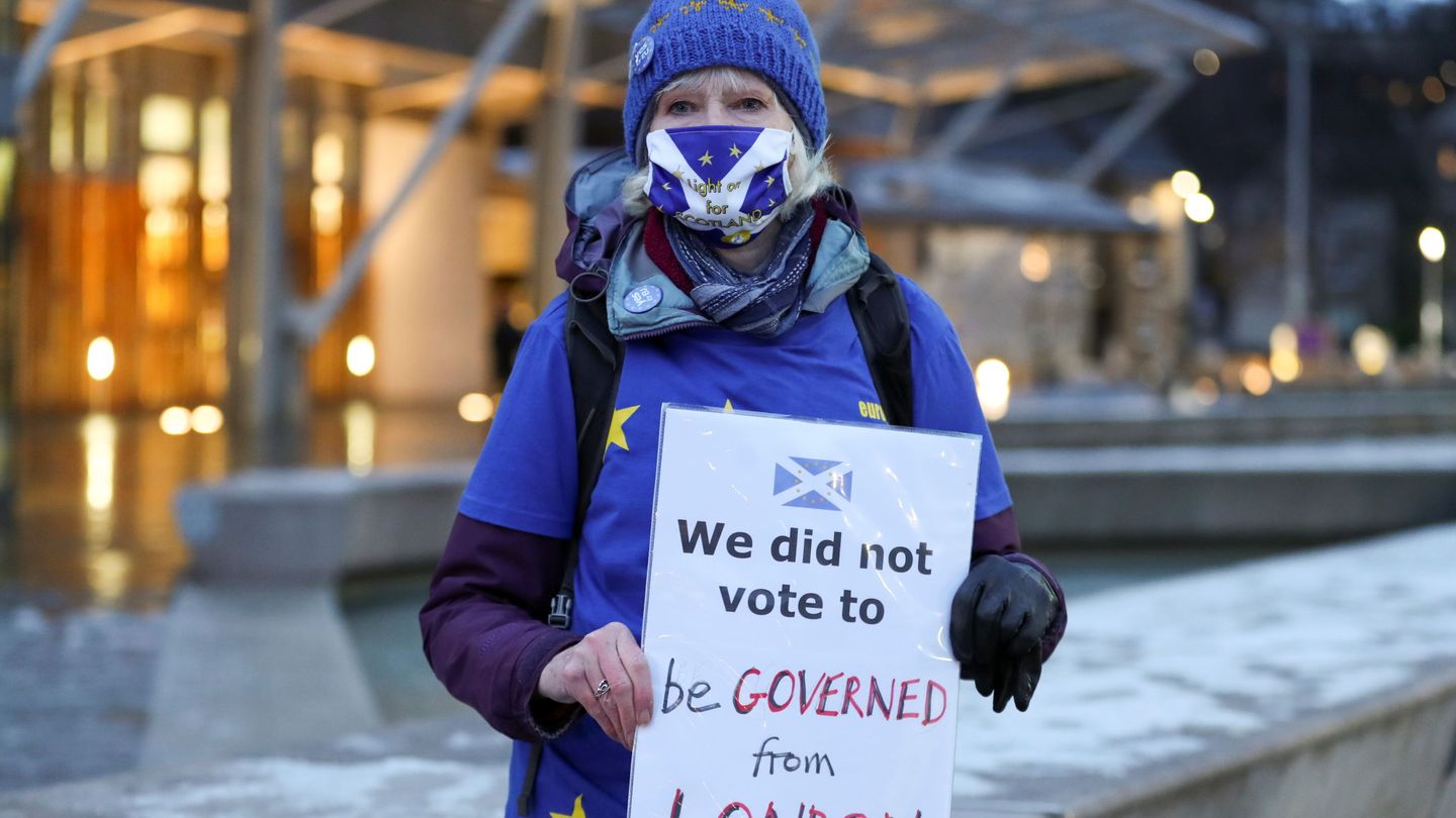Una manifestante escocesa a favor de la independencia protesta en Edinburgo.