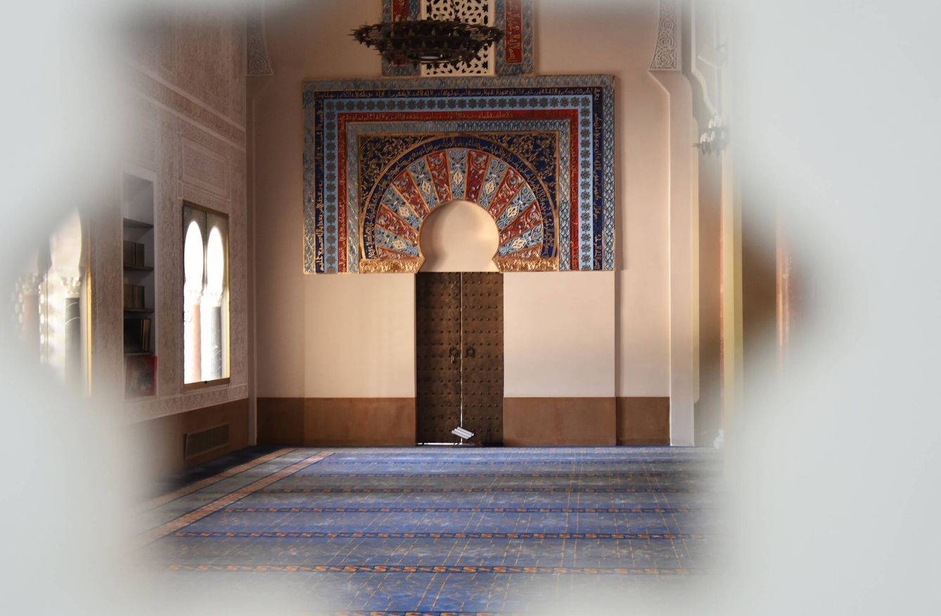 Interior de la zona de rezos de la mezquita de Málaga visto desde una celosía.