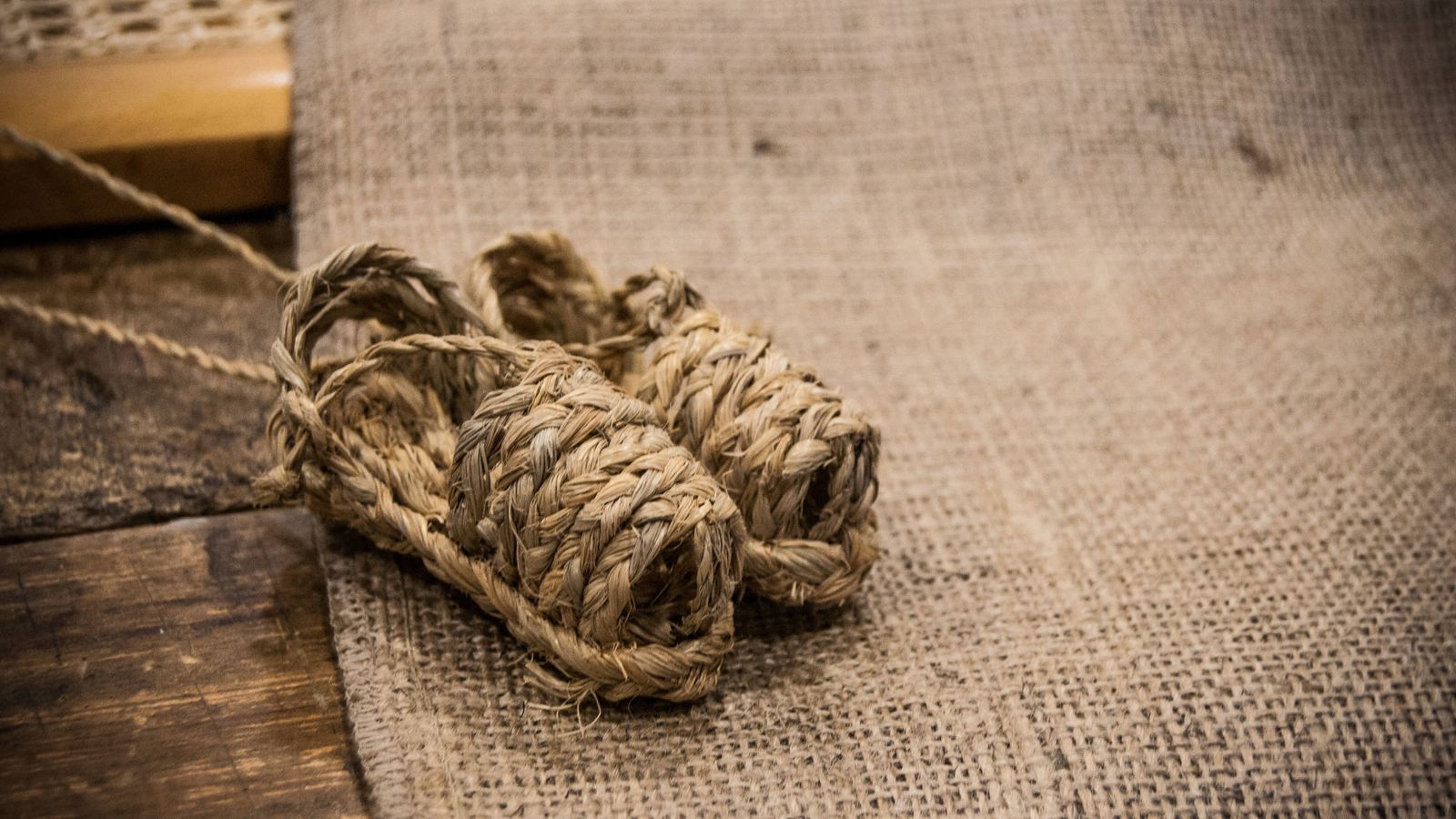 Foto: Unas mini zapatillas hechas de esparto sobre una tela de yute. (Carmen Castellón)