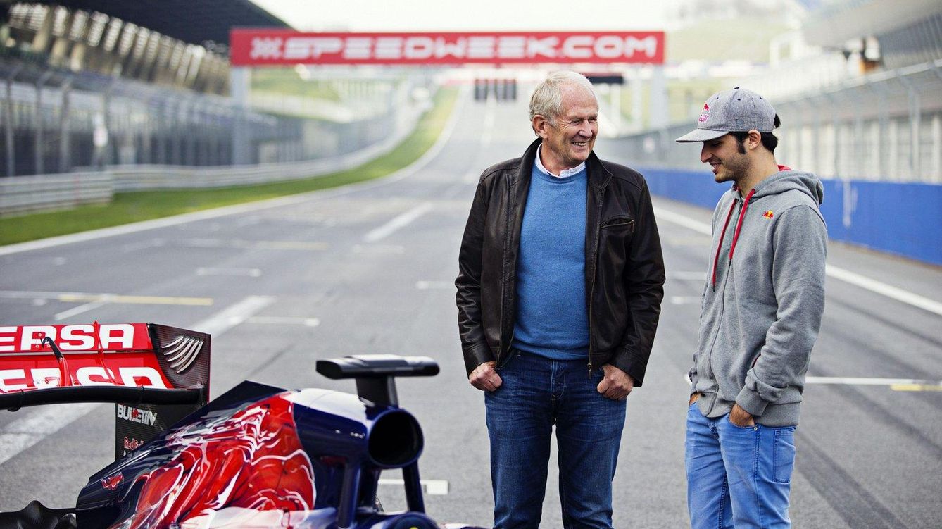 Foto: Carlos Sainz (con la gorra) junto a Helmut Marko en el anuncio como piloto de Toro Rosso
