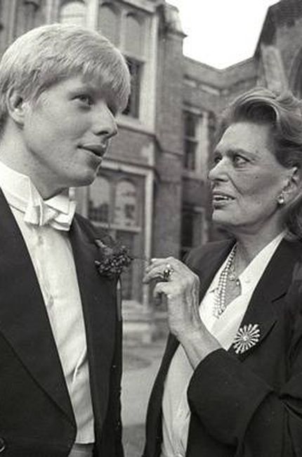 Visita de la combativa ministra griega de Cultura Melina Mercouris a Reino Unido en 1983 tras su reunión con un joven Boris Johnson 