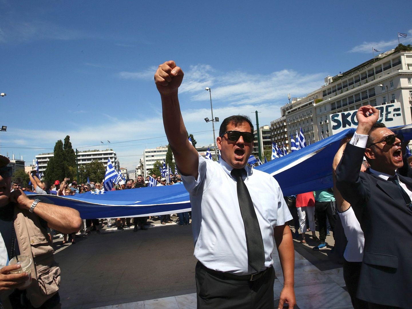 Griegos protestan en contra del acuerdo alcanzado entre Grecia y la Antigua República Yugoslava de Macedonia, en Atenas. (EFE)