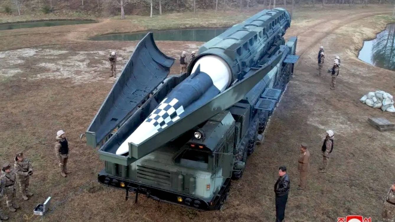 Foto: La cubierta protectora del Hwasongpho-16B abriéndose para el lanzamiento. (KCNA)
