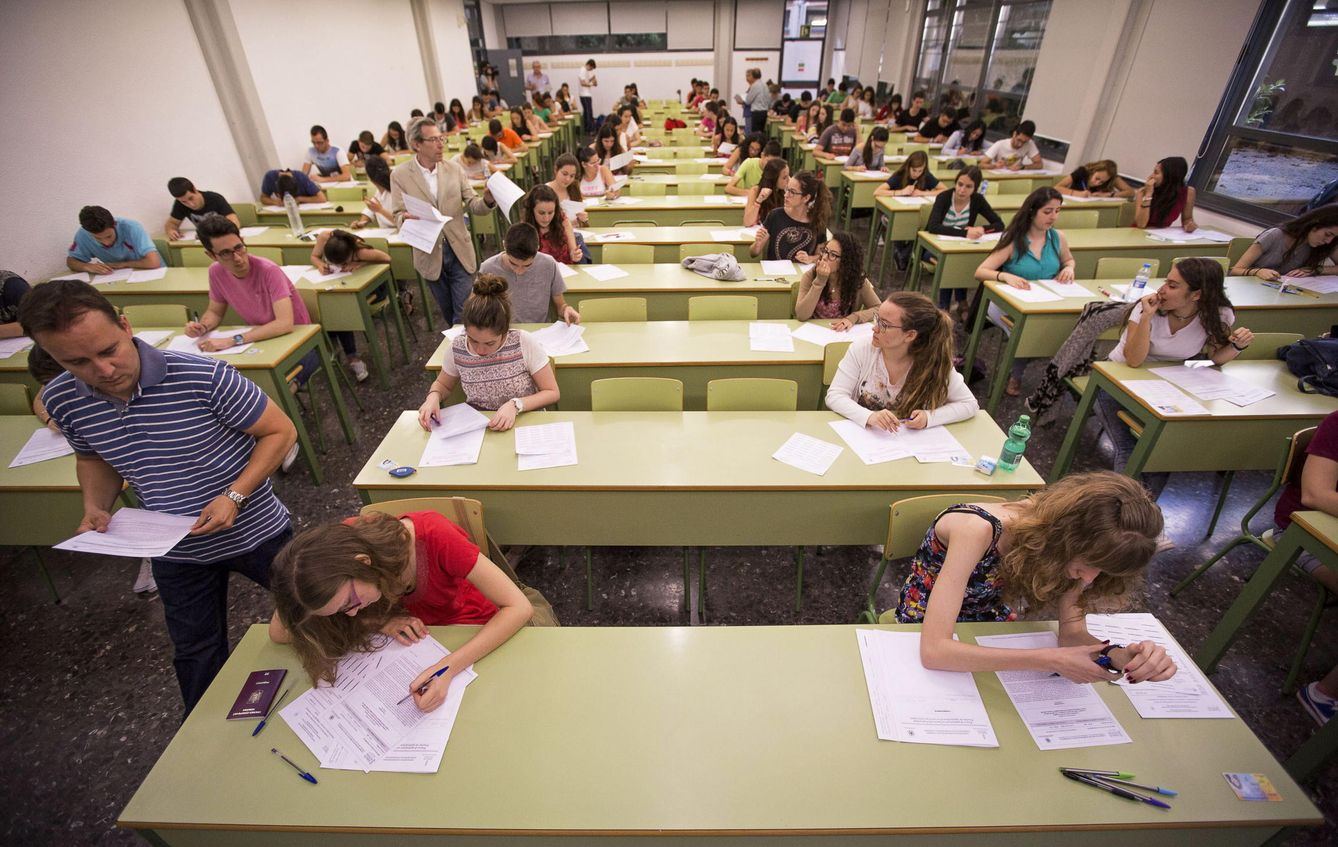 Alumnos realizando las pruebas de acceso a la Universidad. (EFE)