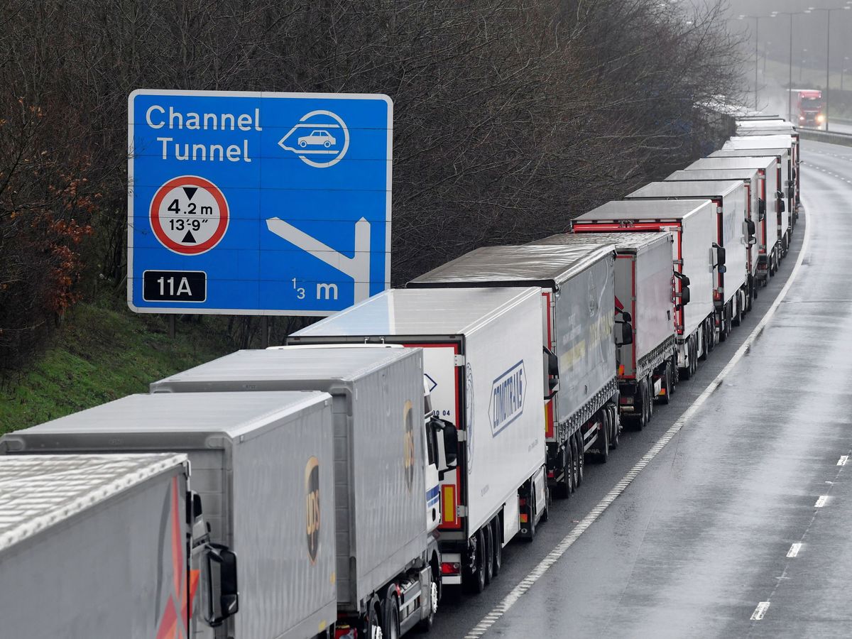 Foto: Cola de camiones en el puerto de Dover este 21 de diciembre. (Reuters)