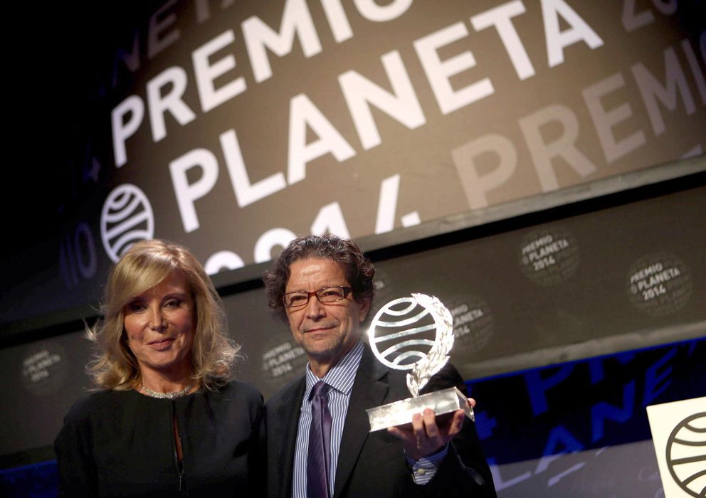 Foto: El escritor y periodista Jorge Zepeda, acompañado por la finalista, la periodista Pilar Eyre. (EFE)