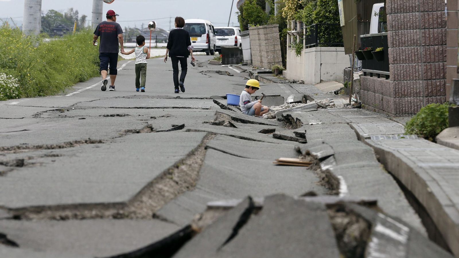 Foto: Imagen de archivo de los desperfectos en una calle tras un terremoto. (Reuters)