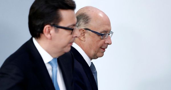 Foto: El ministro de Economía, Román Escolano, y el de Hacienda, Cristóbal Montoro. (Reuters)