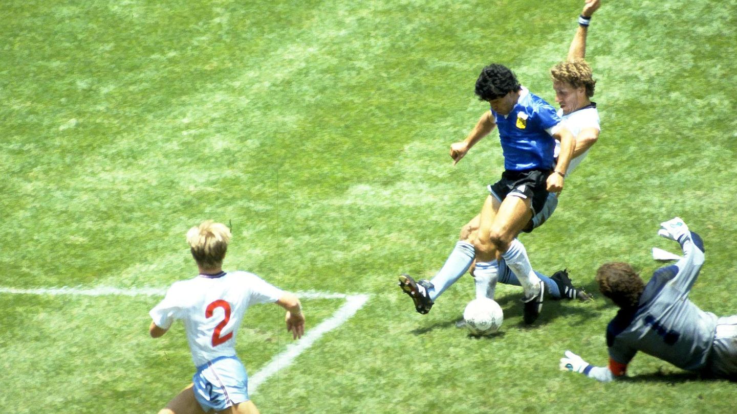 Maradona anota uno de sus dos goles en los cuartos de final ante Inglaterra en México 1986.