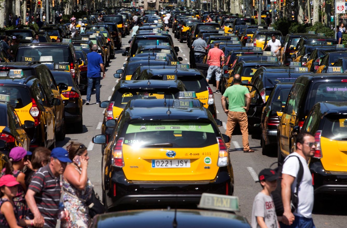 Los taxistas de Barcelona colapsan el centro de la ciudad. (EFE)