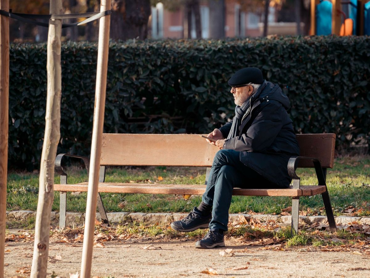 Foto: Hombre mayor sentado en un banco.(Europa Press/Gabriel Luengas)