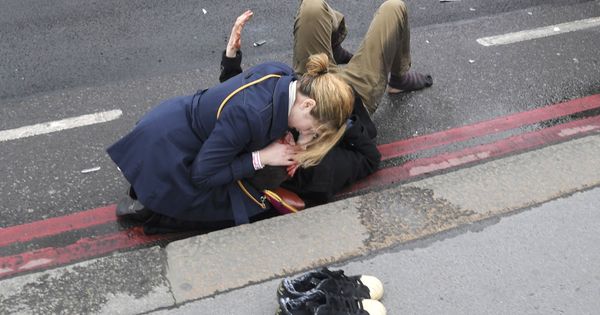 Foto: Una mujer asiste a uno de los heridos. (Reuters)