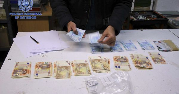 Foto: La policía, durante un decomiso de billetes falsos. (EFE)