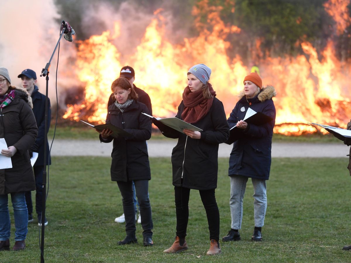 Foto: Celebración de la noche de Walpurgis en Suecia este 30 de abril. (EFE/EPA/Fredrik Sandberg)