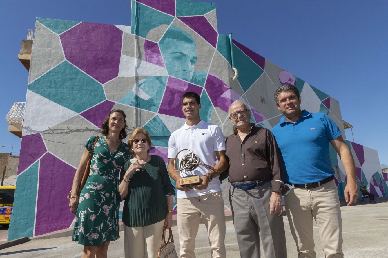 Carlos Alcaraz, inaugurando un grafiti en El Palmar con su familia. (EFE)