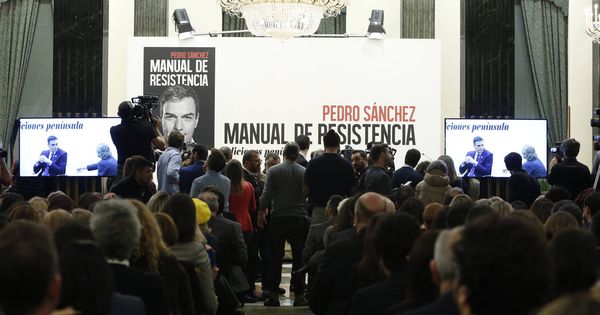 Foto: Pedro Sánchez, con Mercedes Milá y Jesús Calleja, el pasado 21 de febrero en la presentación de 'Manual de resistencia'. (Inma Mesa | PSOE)