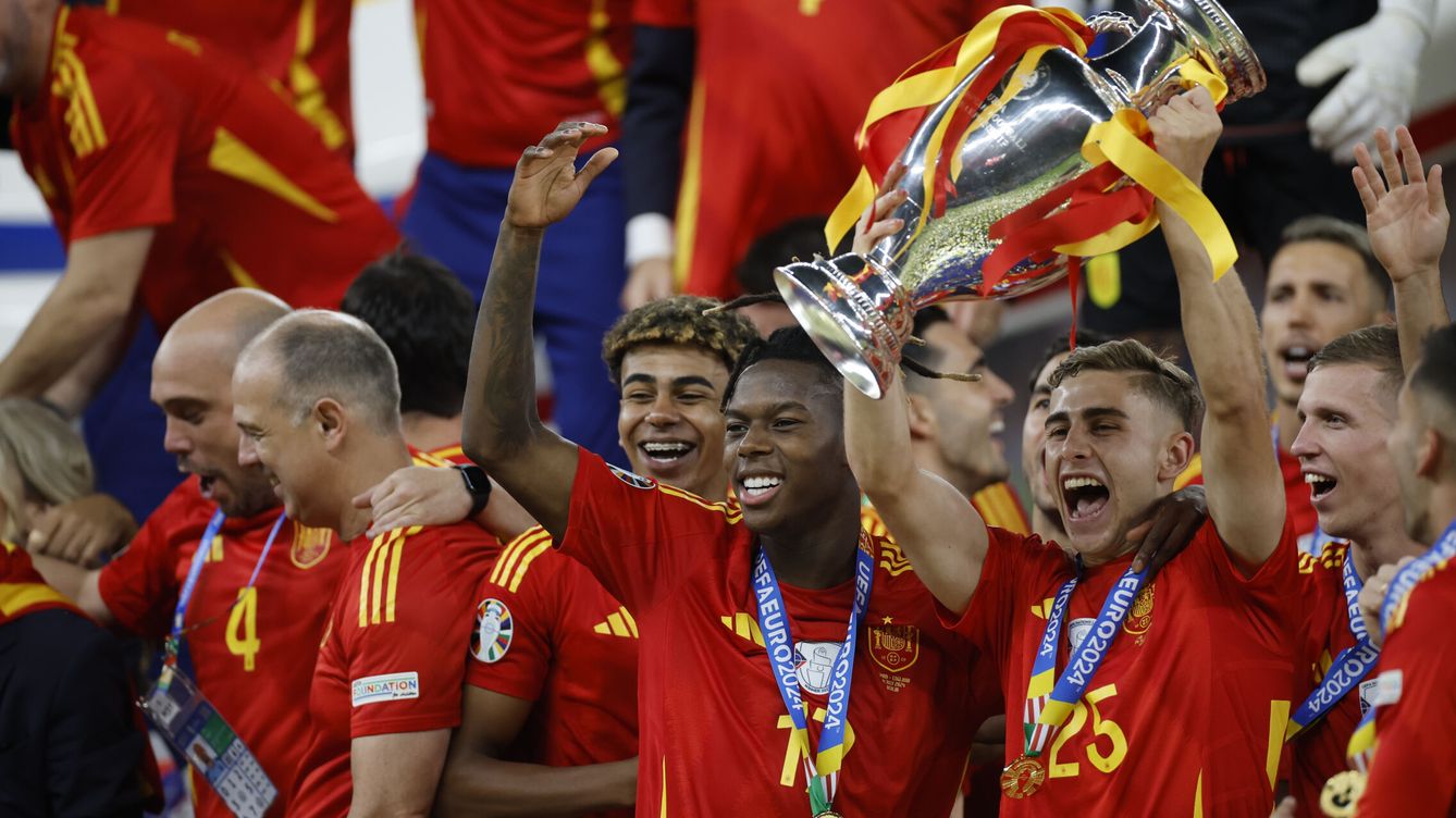 Foto: Los jugadores de España celebran tras ganar la final de la Eurocopa. (EFE/Alberto Estévez)