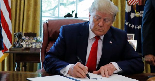 Foto: Donald Trump firma las saciones impuestas a Irán. (Reuters)
