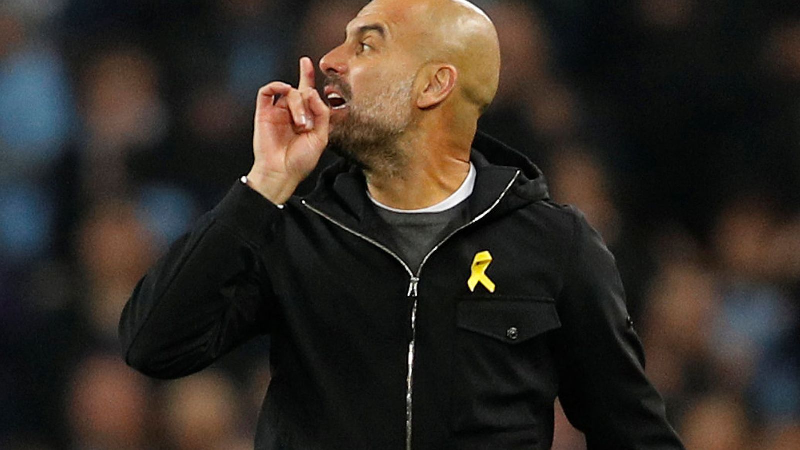 Foto: Pep Guardiola manda callar al árbitro español Mateu Lahoz en el Manchester City-Liverpool. (Reuters)