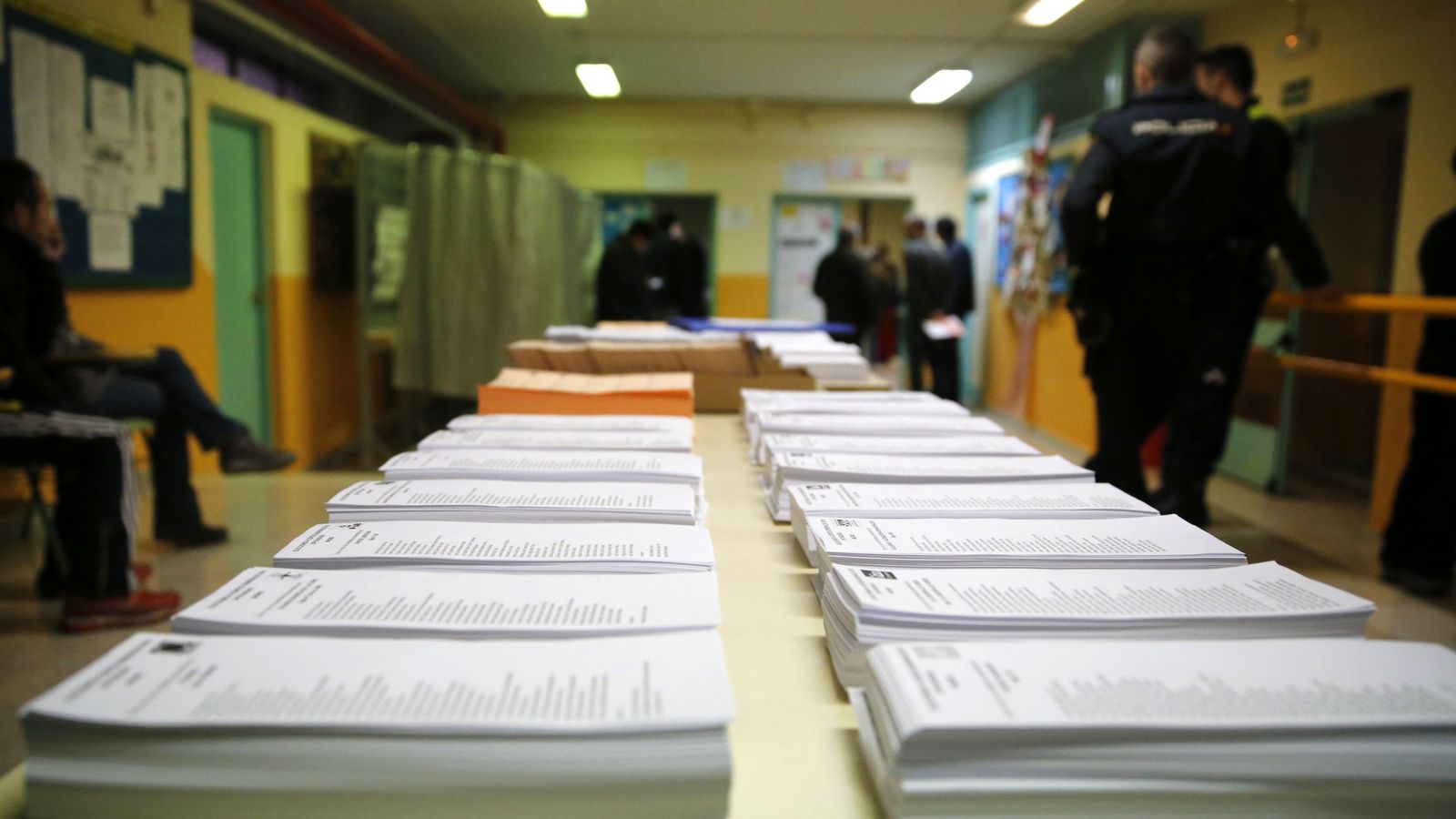 Foto: Papeletas de los diferentes partidos a Congreso y Senado en un colegio electoral del distrito de Carabanchel, en Madrid, el pasado 20 de diciembre. (EFE)