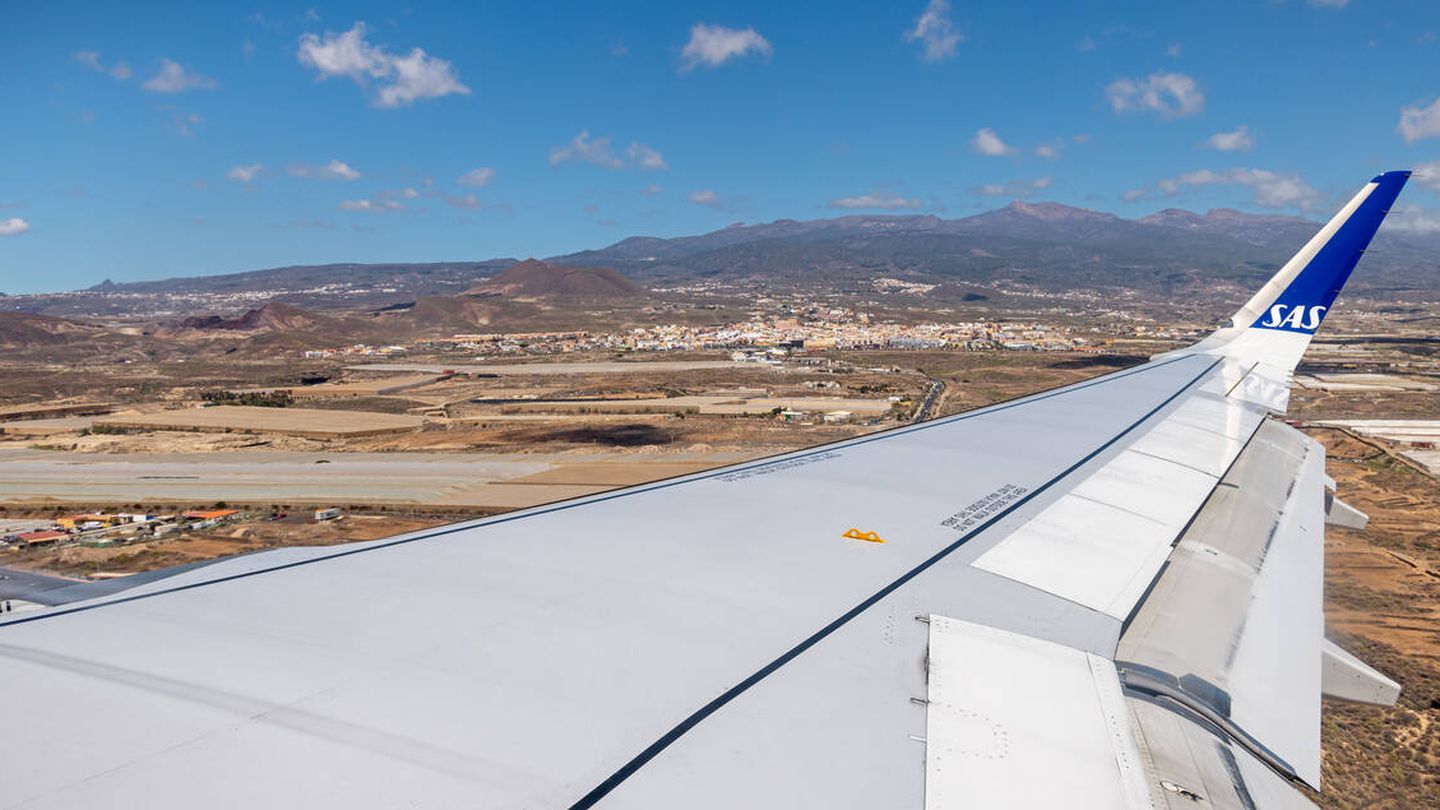 Un avión en aproximación al aeropuerto de Tenerife. (iStock)