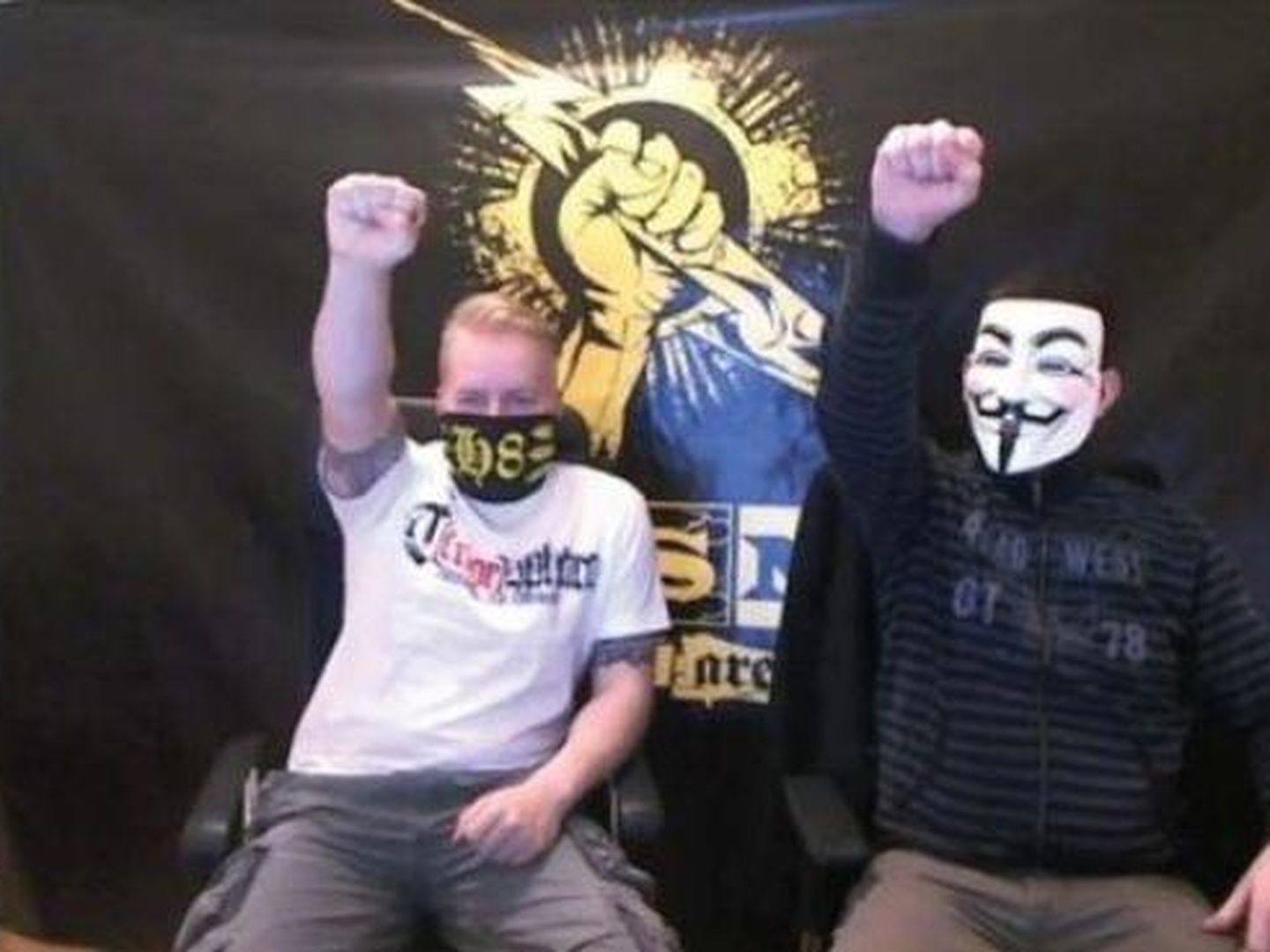Schröder (i) junto a su 'camarada' Vendetta en su programa semanal en internet (Screenshot).