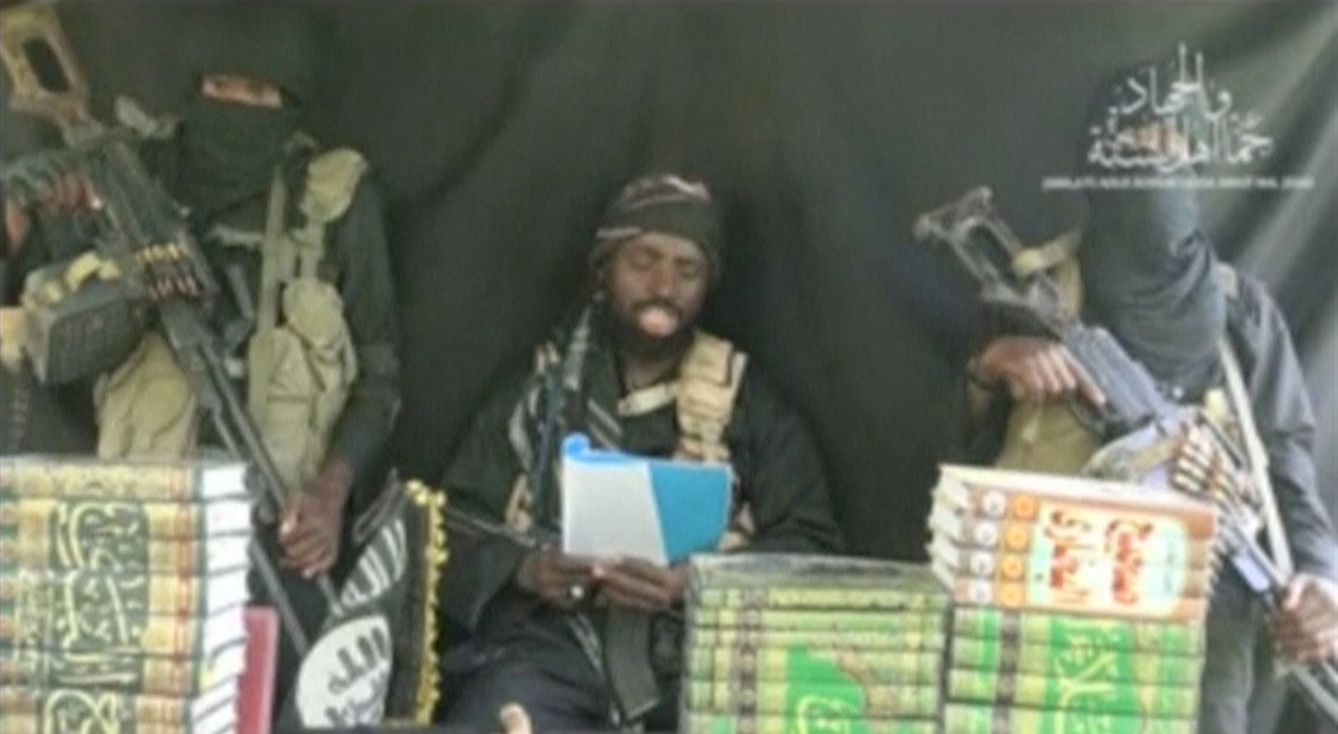 Abubakar Shekau junto a varios seguidores, en un vídeo de 2016. (Reuters)