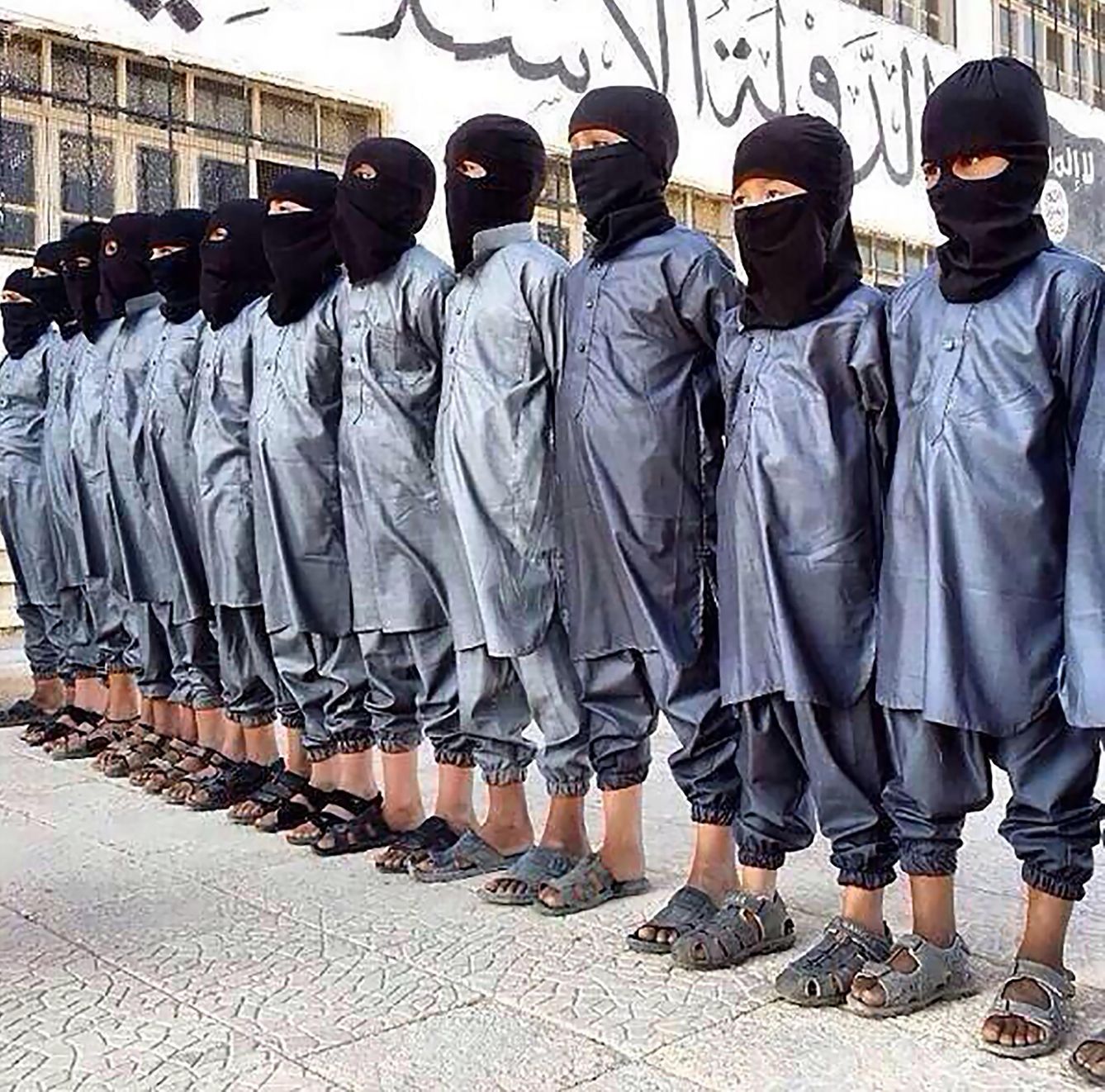 Niños uzbekos reclutados por el Estado Islámico en una imagen distribuida por ISIS News Media, Siria.