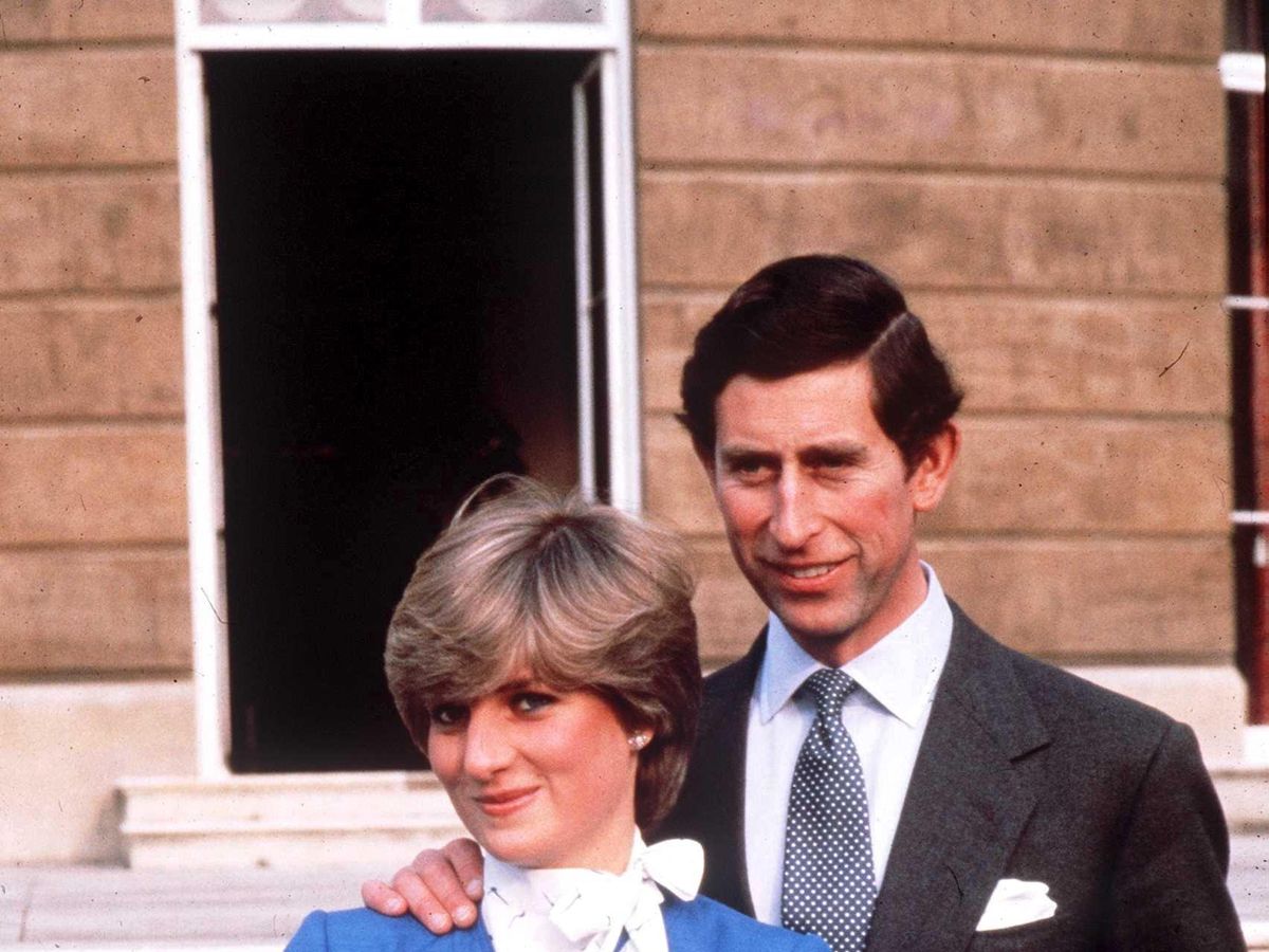 Foto: El príncipe Carlos de Inglaterra junto a Diana de Gales el día de su compromiso matrimonial. (Cordon Press)
