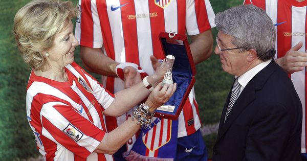 Foto: La presidenta de la Comunidad de Madrid, Esperanza Aguirre (i), recibe una réplica de la Europa League de manos de Enrique Cerezo en mayo de 2012. (EFE)