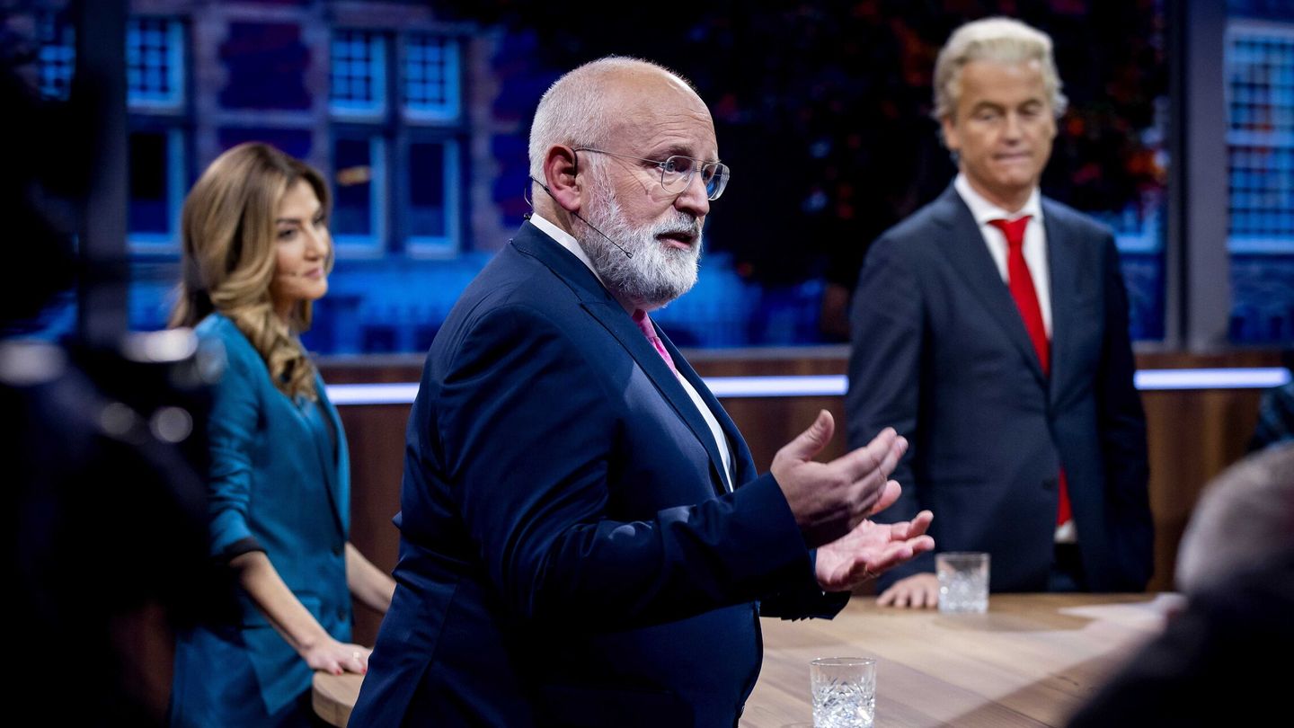 El socialista Frans Timmermans, durante el último debate televisivo con la liberal Dilan Yeşilgöz y el ultraderechista Geert Wilders al fondo. (EFE)