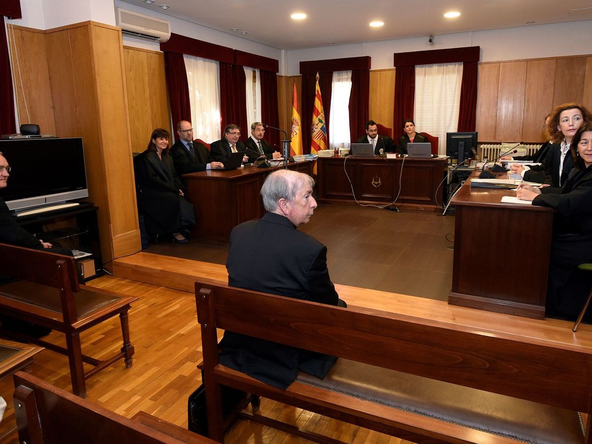 Foto: El obispo de Barbastro-Monzón, Ángel Pérez (i) y el obispo de Lérida Salvador Gímenez, en el juicio. (EFE)