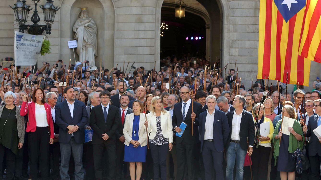 Foto: Puigdmeont junto a los más de 700 alcaldes rebeldes que facilitarán el 1-O. (Efe) 
