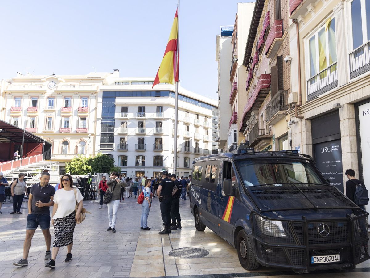Foto: Un coche de la Policía en Málaga en una imagen de archivo. (EFE/Daniel Pérez)