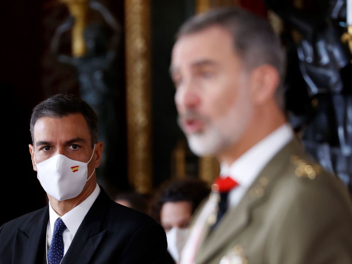 Foto: Pedro Sánchez escucha el discurso de Felipe VI durante la ceremonia de la Pascual Militar. (EFE/Mariscal)