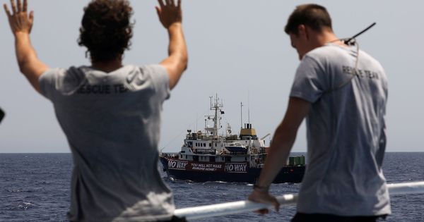 Foto: Activistas de la ONG en el barco que ha sido ''secuestrado''. (Reuters)