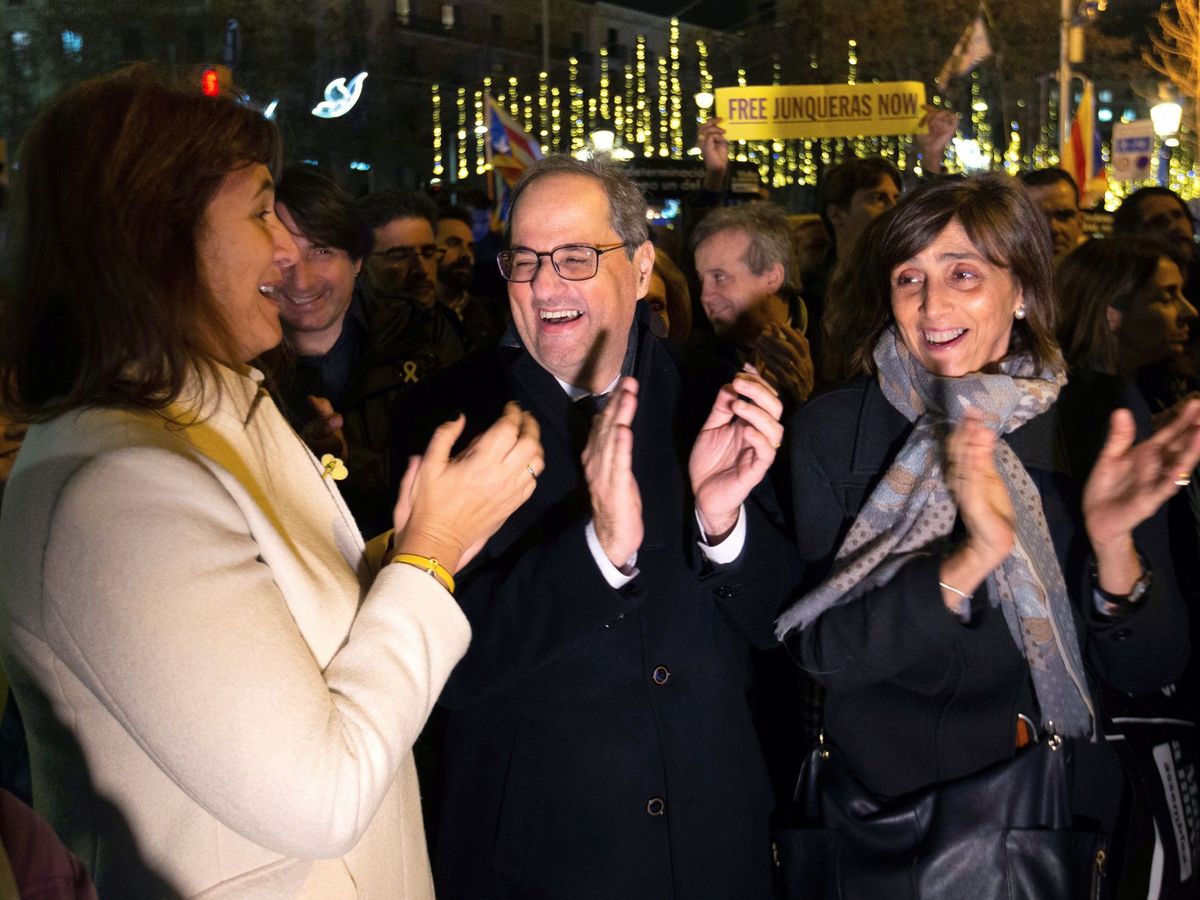Foto: El presidente de la Generalitat, Quim Torra (c), junto a su esposa, Carola Miró (d), y la portavoz de JxCAT en el Congreso, Laura Borràs. (EFE)