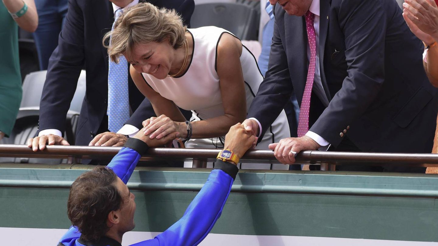 Rafa Nadal es felicitado por un orgulloso Rey Juan Carlos y por su madre en su décimo Roland Garros. (Cordon Press)