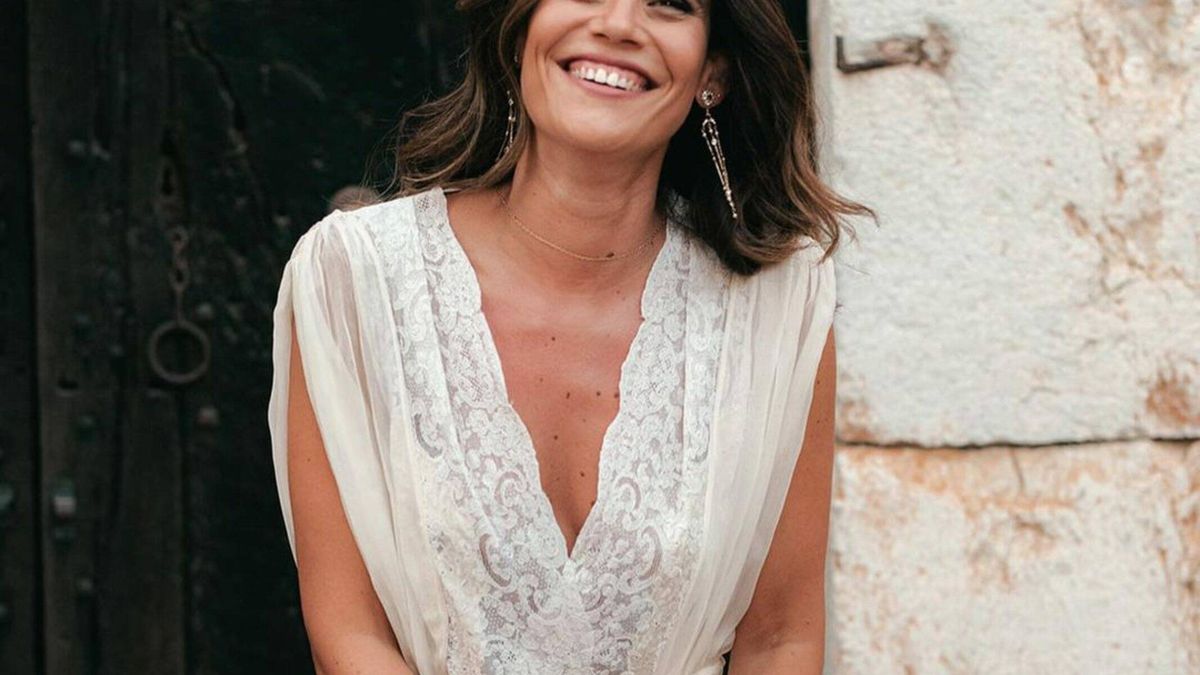 La boda de Inés en un bosque de Mallorca y su vestido de novia: un camisón vintage comprado en el Rastro