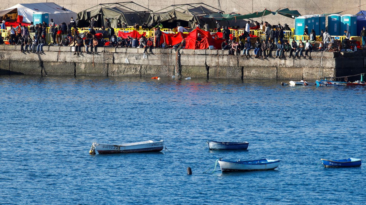 Migrantes en el muelle del puerto de Arguineguín. (Reuters)