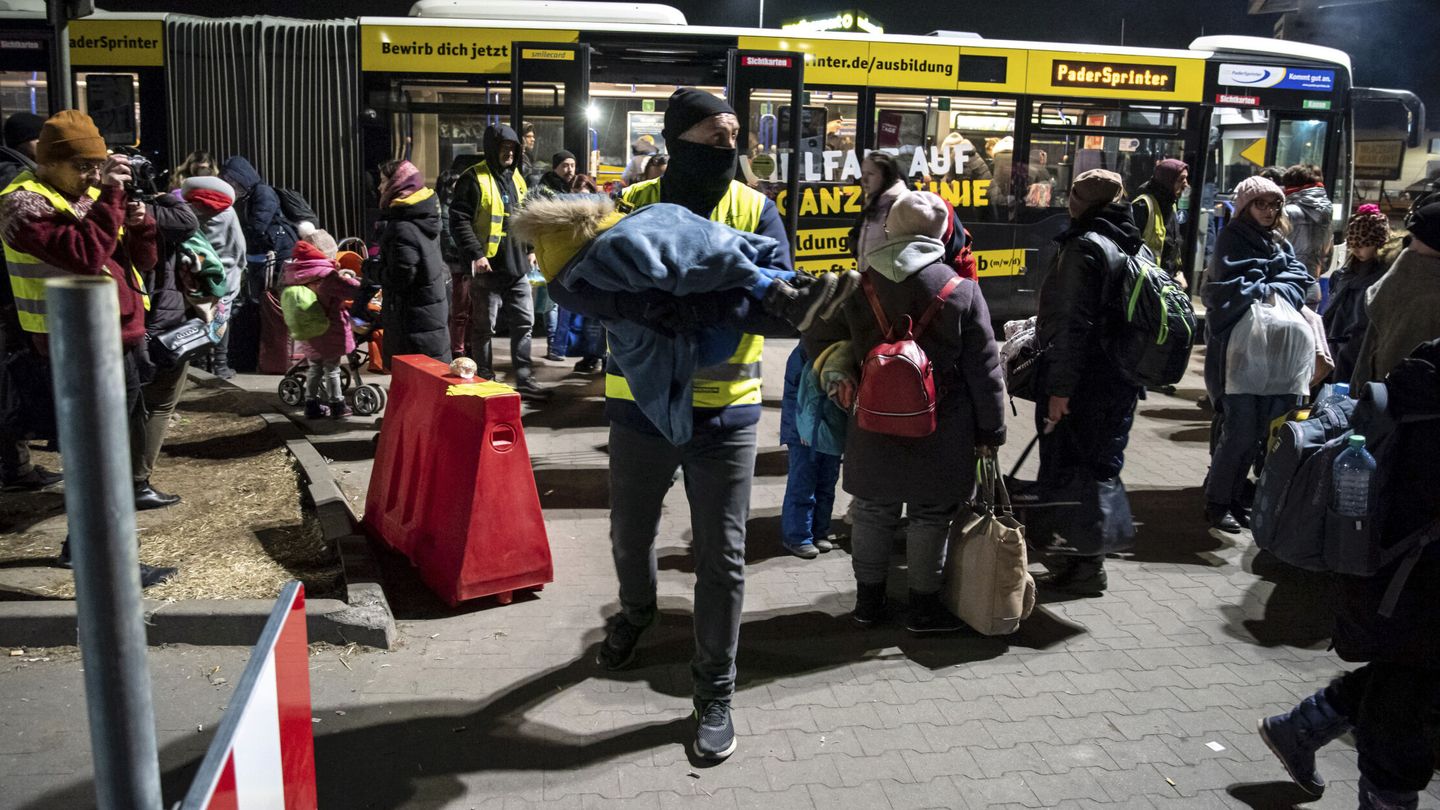 Refugiados ucranianos llegando a Rzeszow (Polonia) desde la frontera. (EFE/Ismael Herrero)